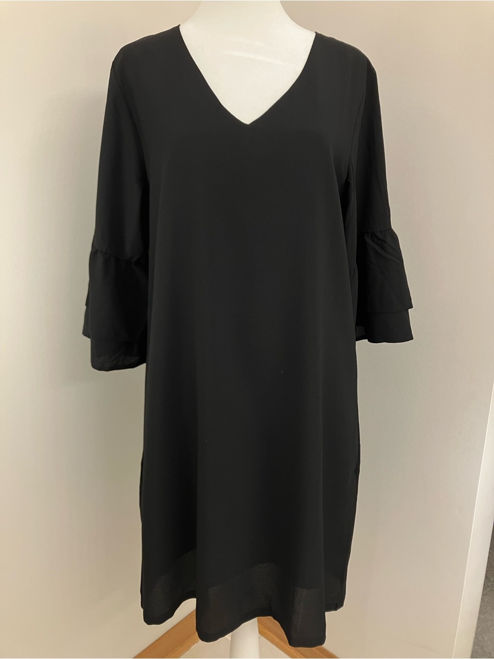 Belongsci Black V-Neck Shift Dress with Tiered 3/4 Bell Sleeves